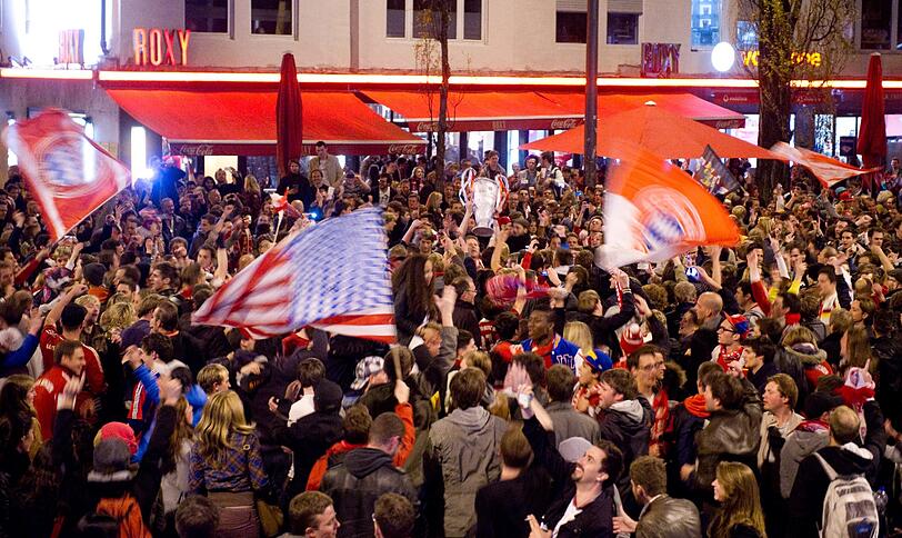 Fußballfans feiern im April 2012 auf der Leopoldstraße. Der FC Bayern bezwingt Im Elfmeterschießen Real Madrid und erreicht das Finale der Champions League.