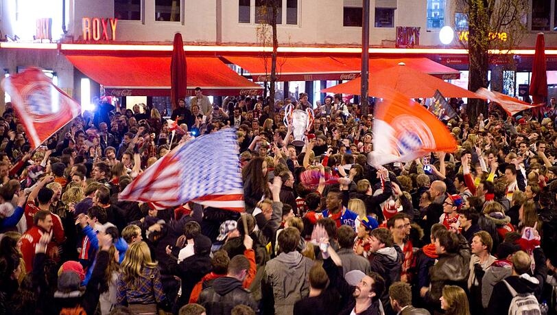 Fußballfans feiern im April 2012 auf der Leopoldstraße. Der FC Bayern bezwingt Im Elfmeterschießen Real Madrid und erreicht das Finale der Champions League.