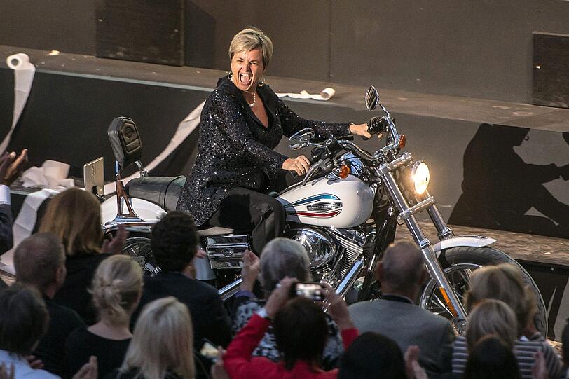 Die Fürstin ganz cool mit der eigenen Harley!