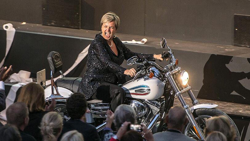 Die Fürstin ganz cool mit der eigenen Harley! Die Fürstin ganz cool mit der eigenen Harley!