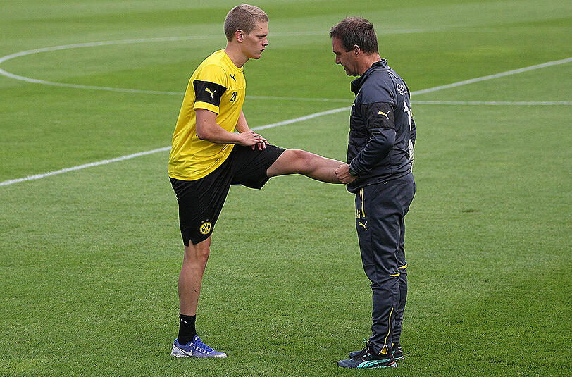 BVB-Akteur Matthias Ginter in den heilenden Händen von Physiotherapeut Andreas Schlumberger (rechts).