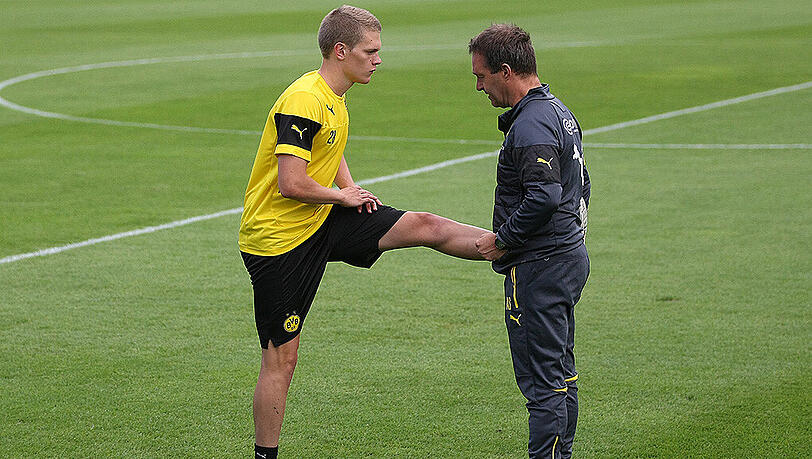 BVB-Akteur Matthias Ginter in den heilenden Händen von Physiotherapeut Andreas Schlumberger (rechts). BVB-Akteur Matthias Ginter in den heilenden Händen von Physiotherapeut Andreas Schlumberger (rechts).