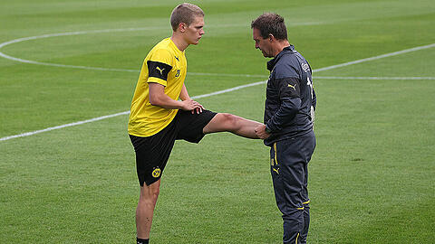BVB-Akteur Matthias Ginter in den heilenden Händen von Physiotherapeut Andreas Schlumberger (rechts).