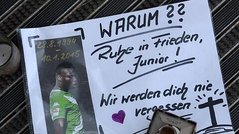 Trauer und Fassungslosigkeit: Kerzen für Junior Malanda, der vor einem Jahr bei einem Verkehrsunfall starb.