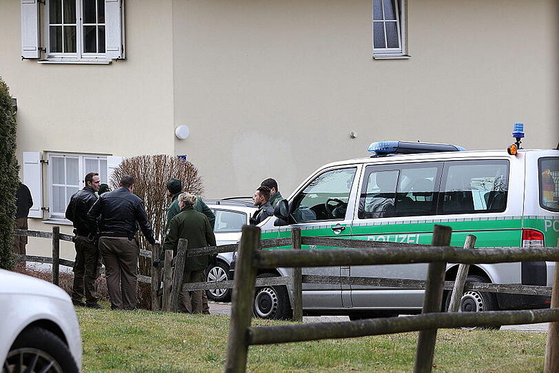 Bilder vom großen SEK-Einsatz in Chieming. Ein 54-jähriger Mann verschanzte sich schwer bewaffnet in seiner Wohnung.