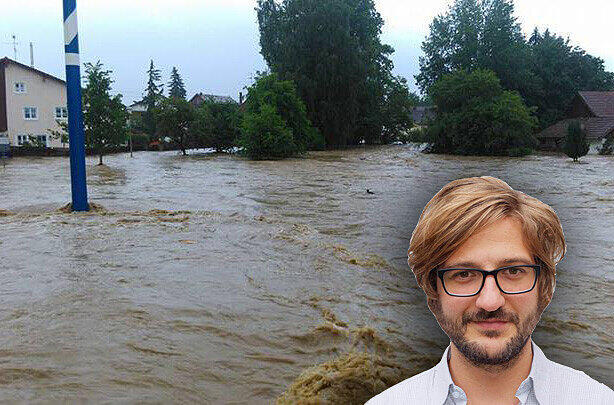 Der Dorfplatz von Anzenkirchen steht komplett unter Wasser. Der weiß-blaue Pfosten, der herausragt, ist der Maibaum. Das Wasser dringt bereits in die Häuser ein.