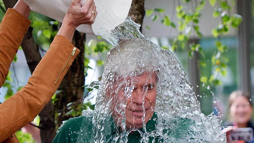 Im Sommer 2014 diente die Ice Bucket Challenge einem guten Zweck. Im Winter 2017 ist es einfach nur noch Körperverletzung.