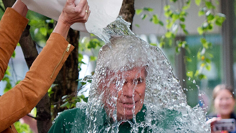 Im Sommer 2014 diente die Ice Bucket Challenge einem guten Zweck. Im Winter 2017 ist es einfach nur noch Körperverletzung. Im Sommer 2014 diente die Ice Bucket Challenge einem guten Zweck. Im Winter 2017 ist es einfach nur noch Körperverletzung.