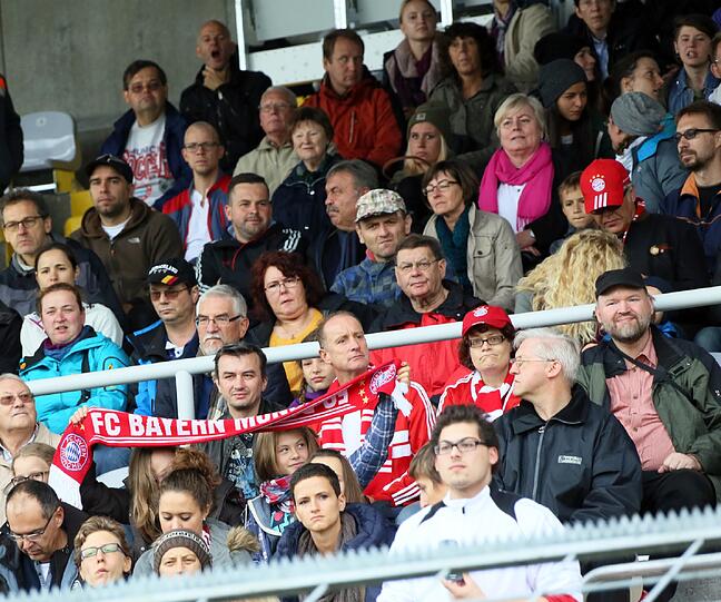 Denn dem FC Bayern gehörte das Eröffnungsspiel und daher zuerst auch die Unterstützung der meisten Fans auf der Tribüne.