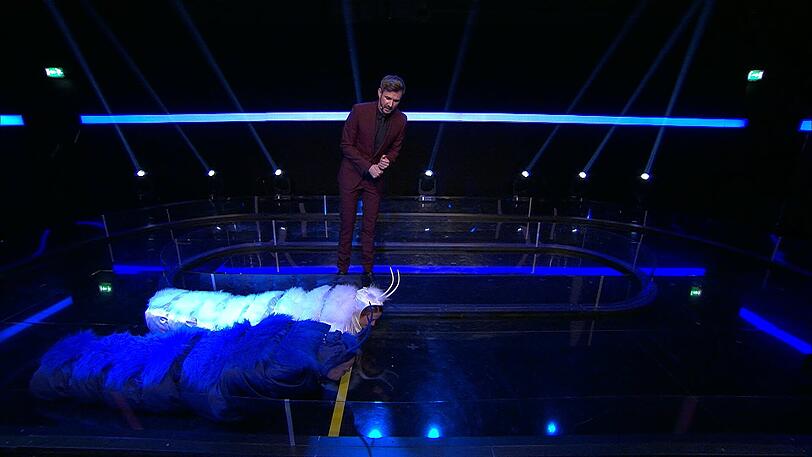 Die Finalisten Ben und Cathy beim Duell Raupenrennen.
