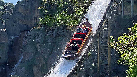 Mit Mundschutz und Abstand geht es den Wasserfall im Legoland hinunter.