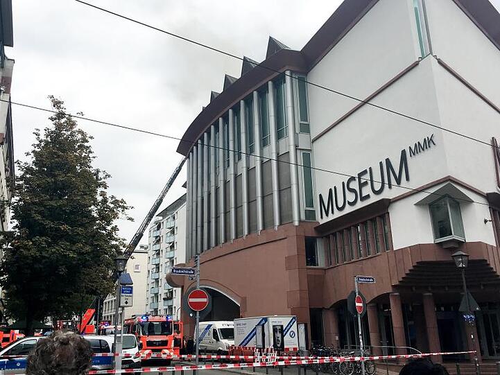 Rauch über dem Museum für Moderne Kunst.