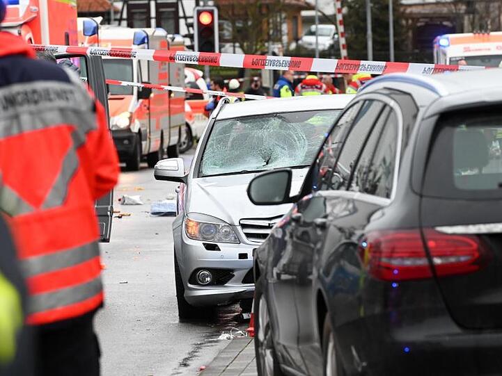 Die Unfallstelle in Volkmarsen mit dem Auto, das in einen Karnevalsumzug gefahren war.