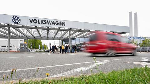 Blick auf das Tor von Volkswagen Sachsen am Standort Zwickau. Der VW-Konzern will sein künftiges Modell Trinity dort produzieren.