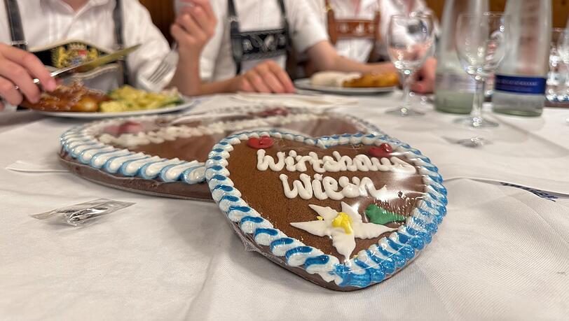 Auch die junge Generation genießt das Wiesngefühl in den Münchner Innenstadtlokalen in vollen Zügen.