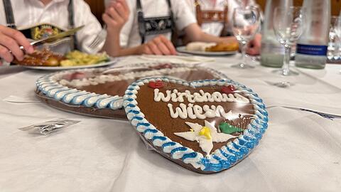 Auch die junge Generation genießt das Wiesngefühl in den Münchner Innenstadtlokalen in vollen Zügen.