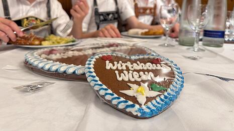 Auch die junge Generation genießt das Wiesngefühl in den Münchner Innenstadtlokalen in vollen Zügen.