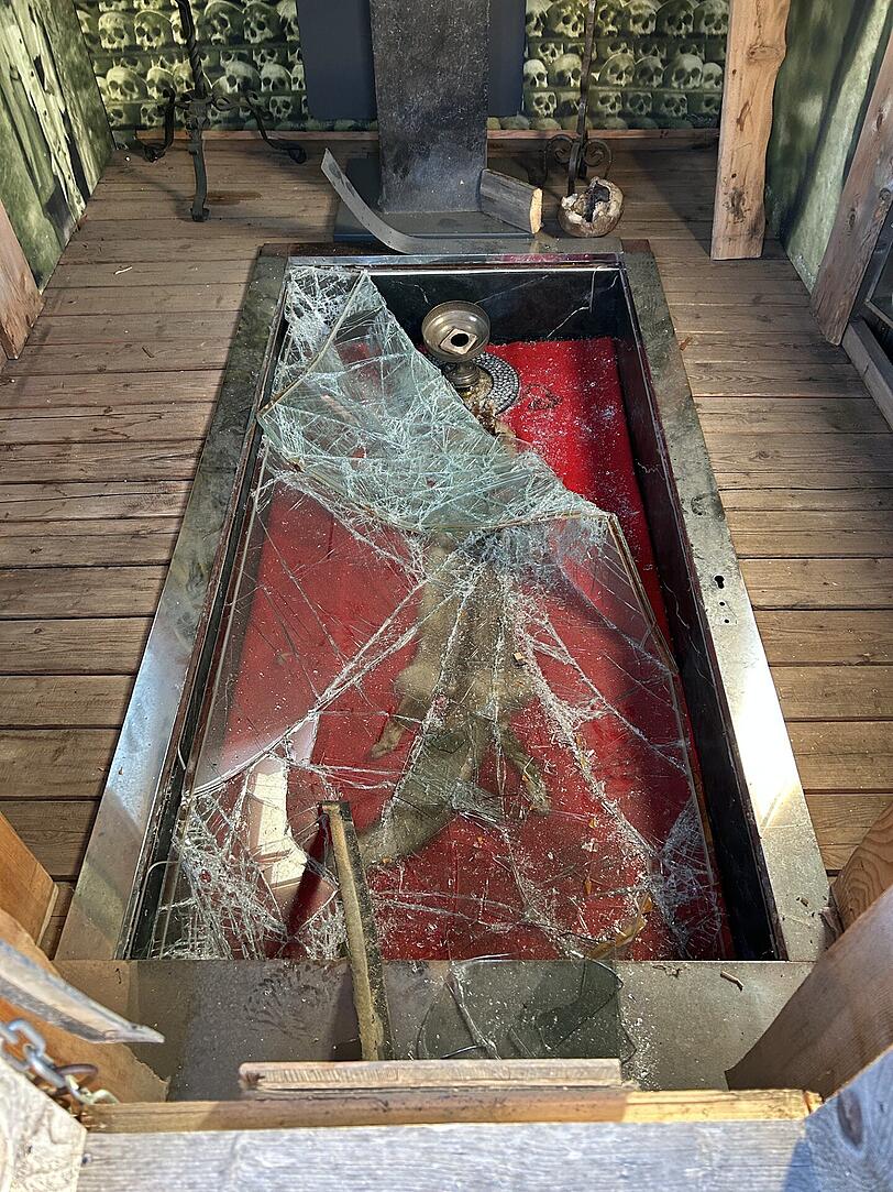 Das Panzerglas wurde brachial zerstört, die Gruft ist leer. Das Panzerglas wurde brachial zerstört, die Gruft ist leer.