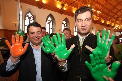 Farbenspiel: Rot (Bundesumweltminister Sigmar Gabriel, SPD, links) und Schwarz (Markus Söder, CSU) präsentieren ihre Hände in Rot-Grün &ndash; natürlich für die Umwelt.