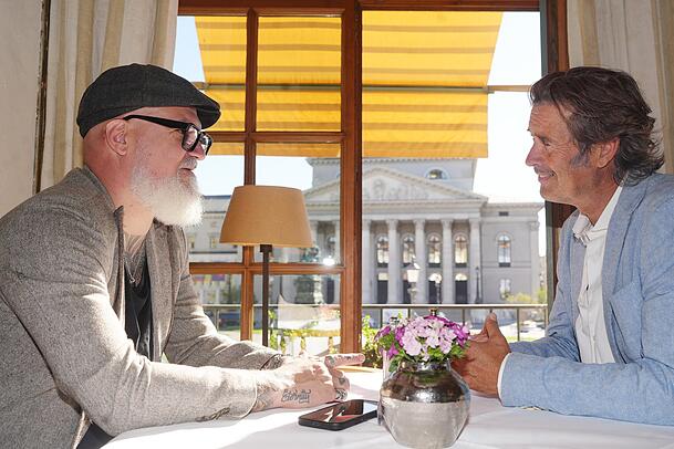 Jan Menzer (r.), hier im Spatenhaus an der Oper, im Interview mit AZ-Autor Reinhard Franke. Jan Menzer (r.), hier im Spatenhaus an der Oper, im Interview mit AZ-Autor Reinhard Franke.