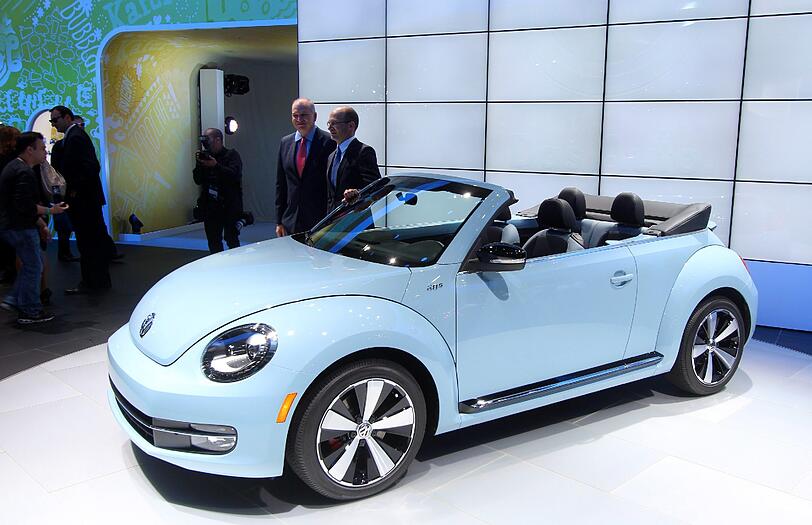 Schürt schon jetzt die Vorfreude auf die nächste Freiluft-Saison: Das neue Beetle Cabrio rollt bei uns im kommenden Frühjahr an.