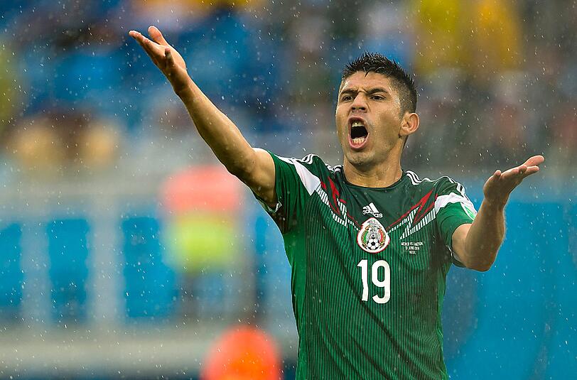 Oribe Peralta regte sich im Spiel gegen Kamerun zurecht auf. Der Linienrichter hatte zwei reguläre Tore der Mexikaner nicht gegeben.
