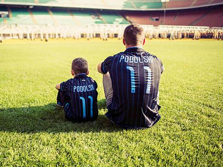 Lukas Podolski mit Sohn Louis Gabriel auf dem Rasen des Giuseppe-Meazza-Stadions
