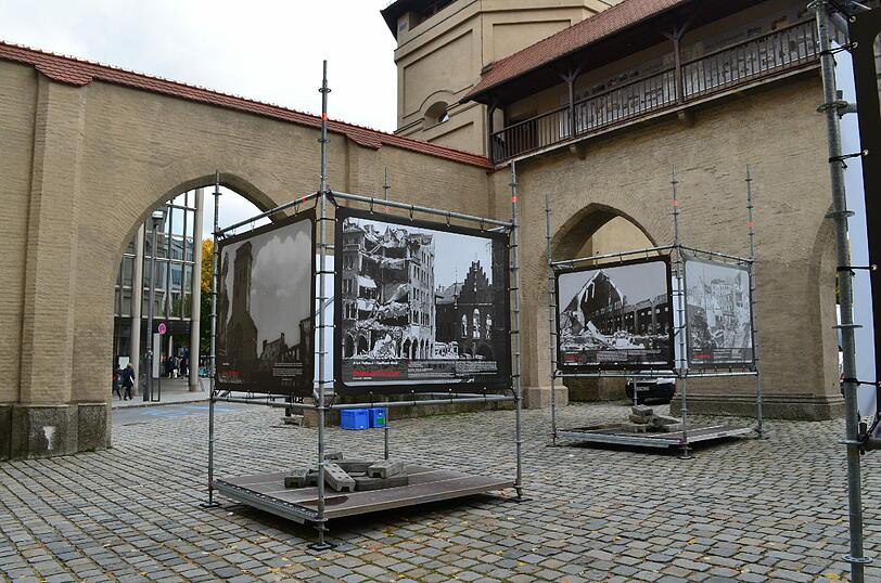 Die großen Plakatwände mit den Zerstörungen Münchens im zweiten Weltkrieg im Innenhof des Isartors.
