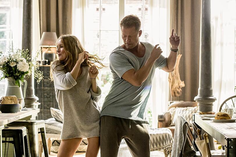 &bdquo;Wie Teenies&ldquo;, wird gleich ihre Tochter sagen! Sechs Uhr morgens in der Küche: Stefanie Stappenbeck und Til Schweiger in seinem Film &bdquo;Die Hochzeit&ldquo;.