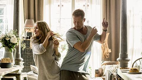 &bdquo;Wie Teenies&ldquo;, wird gleich ihre Tochter sagen! Sechs Uhr morgens in der Küche: Stefanie Stappenbeck und Til Schweiger in seinem Film &bdquo;Die Hochzeit&ldquo;.