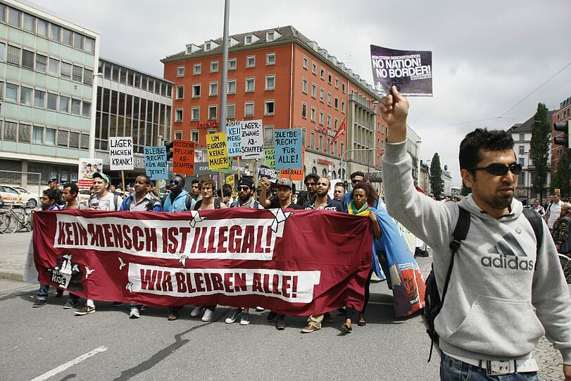 Rund 350 Menschen demonstrierten am Samstag für eine Verbesserung der Situation von Flüchtlingen.