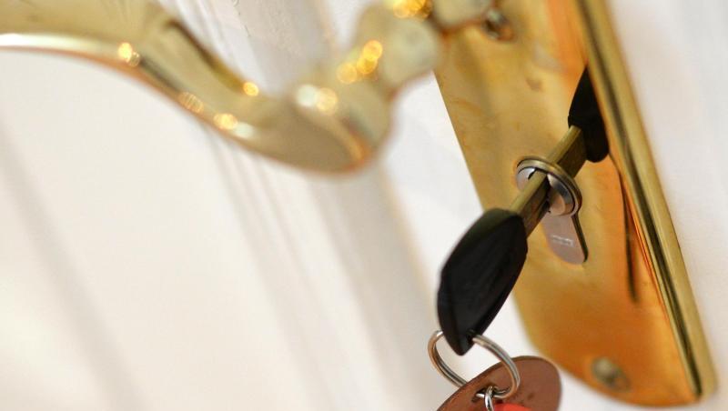 Ein Schlüssel steckt im Schloss einer Airbnb-Ferienwohnung. Foto: Jens Kalaene/Archiv Ein Schlüssel steckt im Schloss einer Airbnb-Ferienwohnung. Foto: Jens Kalaene/Archiv