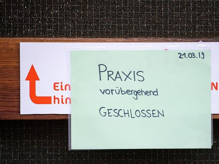 "Praxis vorübergehend geschlossen" steht auf einem Zettel am Eingang zur einer Praxis für Logopädie. Foto: Daniel Karmann