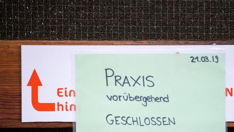"Praxis vorübergehend geschlossen" steht auf einem Zettel am Eingang zur einer Praxis für Logopädie. Foto: Daniel Karmann "Praxis vorübergehend geschlossen" steht auf einem Zettel am Eingang zur einer Praxis für Logopädie. Foto: Daniel Karmann