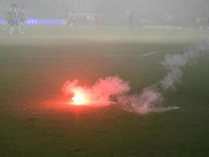 Das Berliner Derby wurde vom Abbrennen und Werfen von Pyrotechnik überschattet.