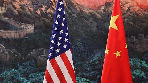 Flaggen der Vereinigten Staaten und der Volksrepublik China.