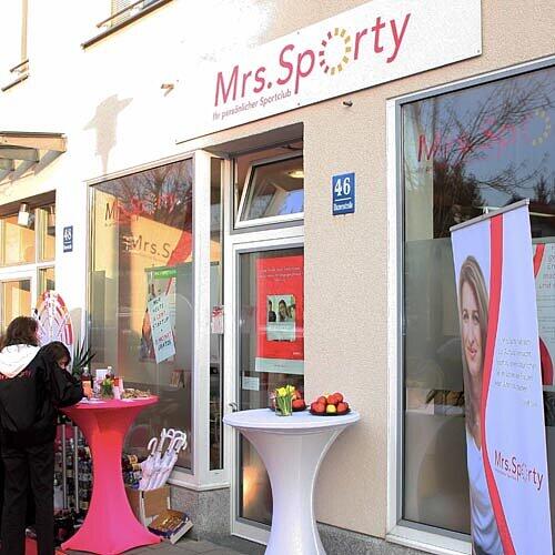 Steffi Graf präsentiert bei &bdquo;Mrs. Sporty&ldquo; ihr neues Buch.