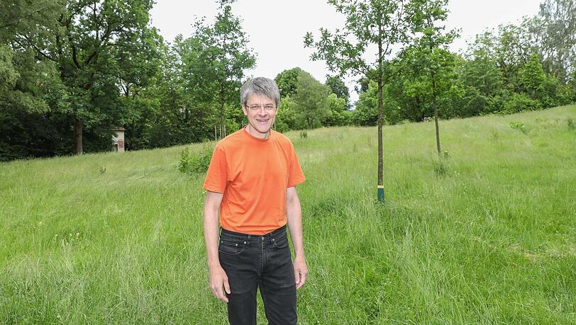 Christian Vogt vor einer Eichen-Dreiergruppe, die er in Harlaching eingepflanzt hat. Rechts eine heimische Stieleiche, die beiden anderen sind Zerreichen, rund 15 Jahre alt. Christian Vogt vor einer Eichen-Dreiergruppe, die er in Harlaching eingepflanzt hat. Rechts eine heimische Stieleiche, die beiden anderen sind Zerreichen, rund 15 Jahre alt.