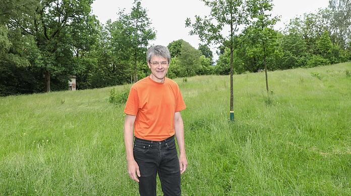 Christian Vogt vor einer Eichen-Dreiergruppe, die er in Harlaching eingepflanzt hat. Rechts eine heimische Stieleiche, die beiden anderen sind Zerreichen, rund 15 Jahre alt.
