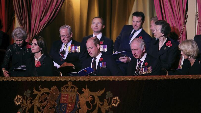 Kurz vorm Geburtstag: Charles, Camilla, Prinz William und Prinzessin Kate (l.) besuchen am Wochenende das Festival of Remembrance. Kurz vorm Geburtstag: Charles, Camilla, Prinz William und Prinzessin Kate (l.) besuchen am Wochenende das Festival of Remembrance.