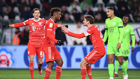 Kingsley Coman (l.) und Thomas Müller treffen gegen Wolfsburg.