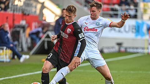Denis Linsmayer von Ingolstadt (l) kämpft mit Simon Lorenz von Kiel um den Ball.