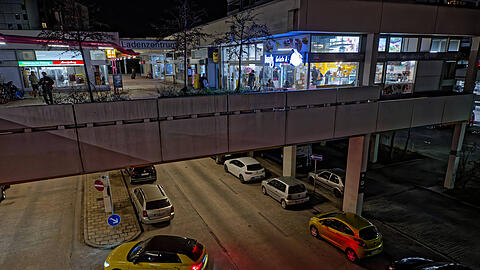 Beleuchtete Gesch&auml;fte im Olympiadorf in M&uuml;nchen. (Symbolbild)