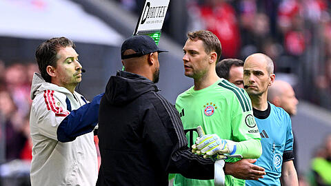 Verletzt raus im Spiel gegen Köln: Manuel Neuer (r.), hier mit Trainer Vincent Kompany. Verletzt raus im Spiel gegen Köln: Manuel Neuer (r.), hier mit Trainer Vincent Kompany.