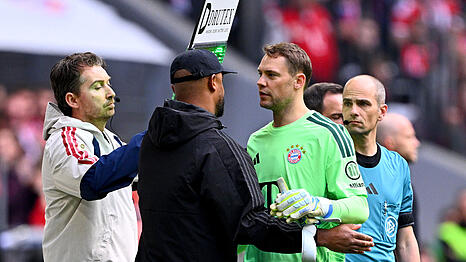 Verletzt raus im Spiel gegen K&ouml;ln: Manuel Neuer (r.), hier mit Trainer Vincent Kompany.