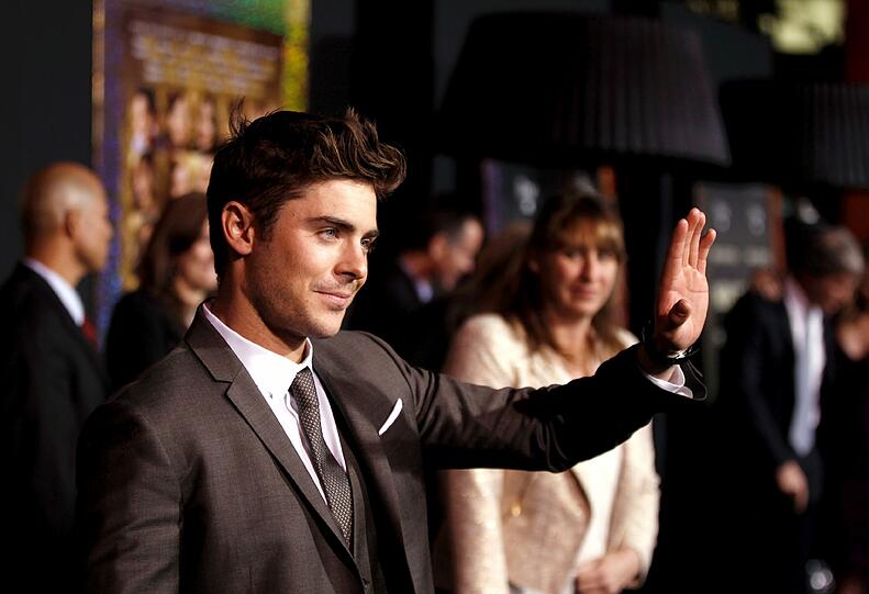 Katherine Heigl, Zac Efron, Michelle Pfeiffer, Till Schweiger, Halle Berry, Jessica Biel, Robert de Niro, Ashton Kutcher, Sienna Miller und, und, und... - der Episodenfilm "A New Year's Eve" besticht durch seine hochkarätige Besetzung. Bei der Premiere der romantischen Weihnachtskomödie im Chinese Theatre in Los Angeles gaben sich die Promis am Montag auf dem roten Teppich die Ehre und überzeugten mit Hollywood-Charme und gewagten Outfits.