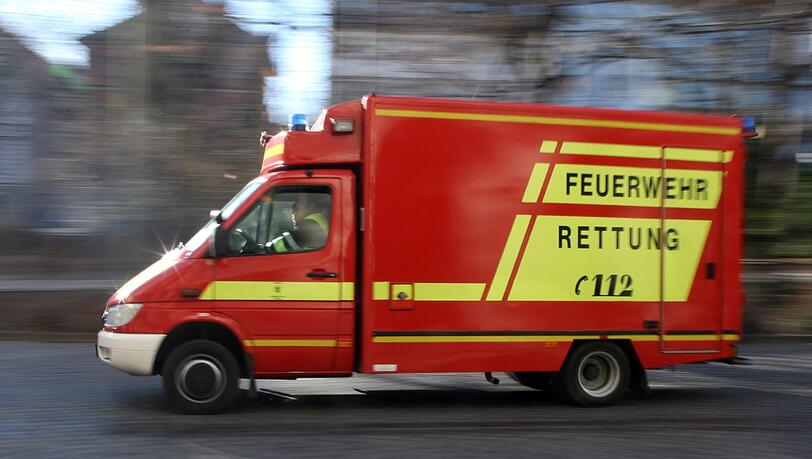 Schrecklicher Unfall auf der Bundesstraße 286: Ein 73-Jähriger Autofahrer gerät auf die Gegenfahrban und stößt frontal mit einem LKW zusammen - er stirbt noch am Unfallort. (Symbolbild) Schrecklicher Unfall auf der Bundesstraße 286: Ein 73-Jähriger Autofahrer gerät auf die Gegenfahrban und stößt frontal mit einem LKW zusammen - er stirbt noch am Unfallort. (Symbolbild)