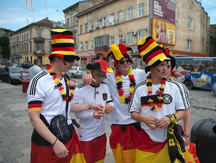 Deutsche Fans vor dem Portugal-Sieg - friedlich und fröhlich in Lemberg unterwegs.