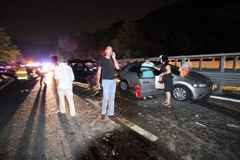 Auf dem Rückweg von einem Ausflug stürzt im Süden Italiens ein Reisebus von einer Autobahnbrücke rund 30 Meter in die Tiefe. 36 Menschen sterben, 11 weitere werden schwer verletzt.