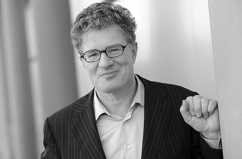 Auch der Moderator und Bestseller-Autor Roger Willemsen wurde ein Opfer des Krebs. Er verstarb am 7 Februar mit 60 Jahren in der Nähe von Hamburg.